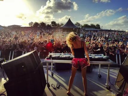 Nora en pure nude