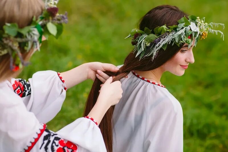 Прически в Славянском стиле. Славянские женщины. Славянские прически женские. Славянские прически для девушек. Венец надевали