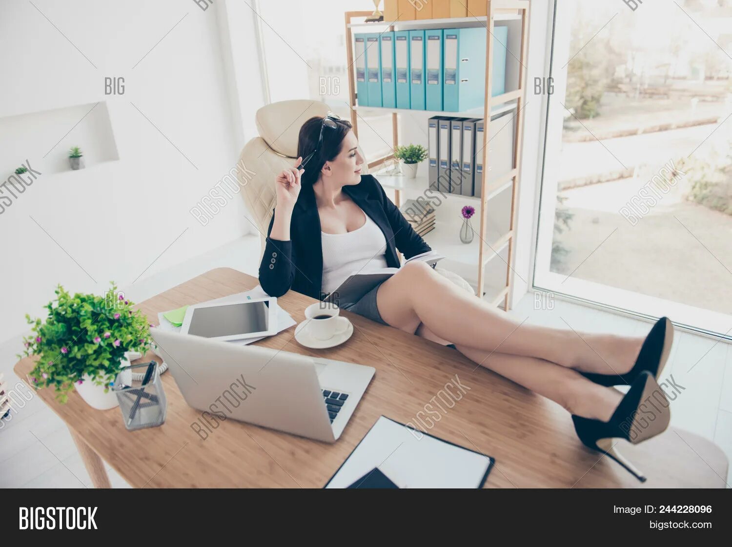 Положил на стол и вошел. Legs on Table. Woman Leg on Table. Womens Legs on the Desk. Businesswoman Legs under the Table.