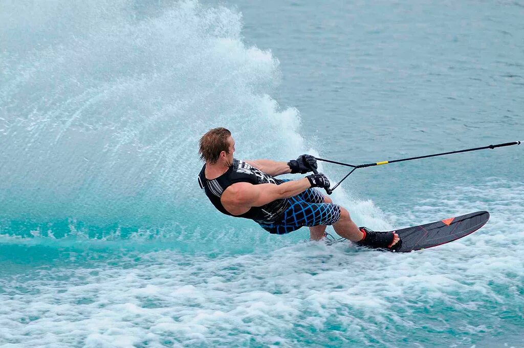 Увлекаться водным. Водные лыжи. Человек на водных лыжах. Водные лыжи спорт. Водные лыжи туризм.