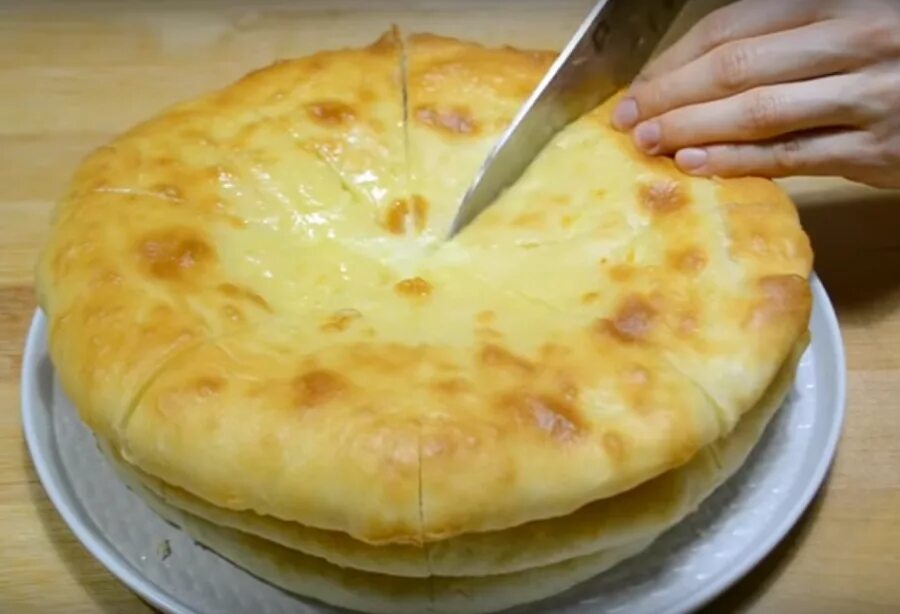 Осетинские пироги рецепт с сыром и картофелем. Осетинский пирог с картошкой и сыром. Осетинский сырный пирог. Пирог с картошкой и сыром. Осетинские пироги с сыром и картофелем.