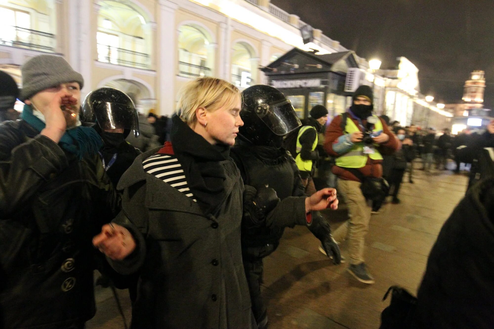 Против войны новости. Протесты в Питере. Протесты против войны. Протесты на Невском. Протесты в Украине.