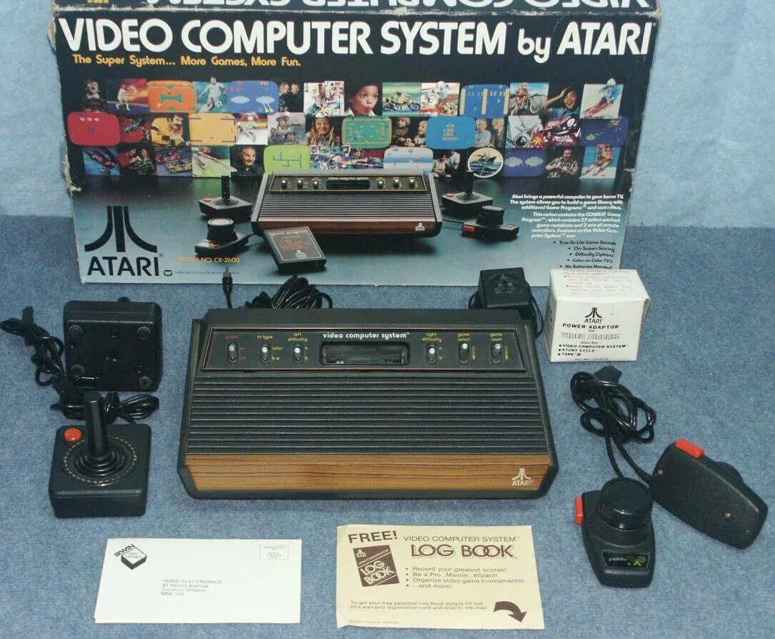 Us games systems. Игровые приставки Atari 2600 Jr. Atari games приставка 1983. Игровые приставки: Atari (Video Computer System) 1977 года и современная playstation4. Кризис индустрии компьютерных игр 1983 года.