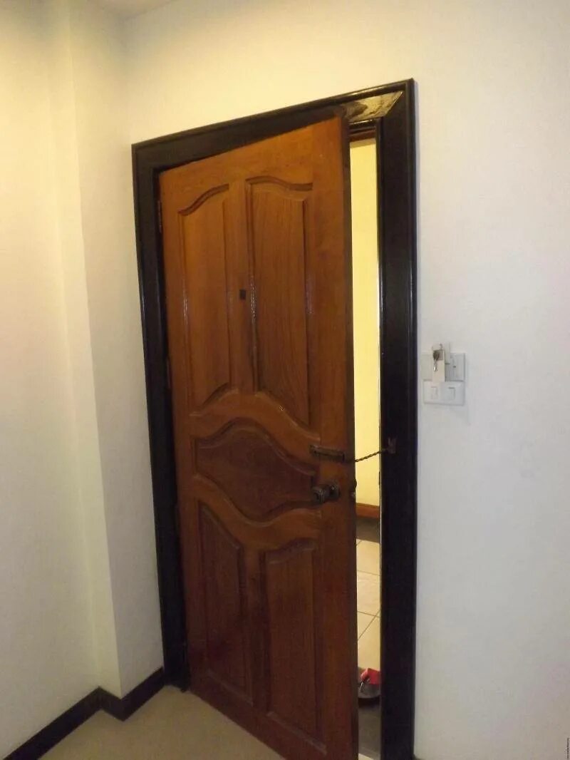 Открытая дверь в квартиру. Открытая дверь вмкаартиру. Приоткрытая дверь в квартиру. Дверь в комнату.