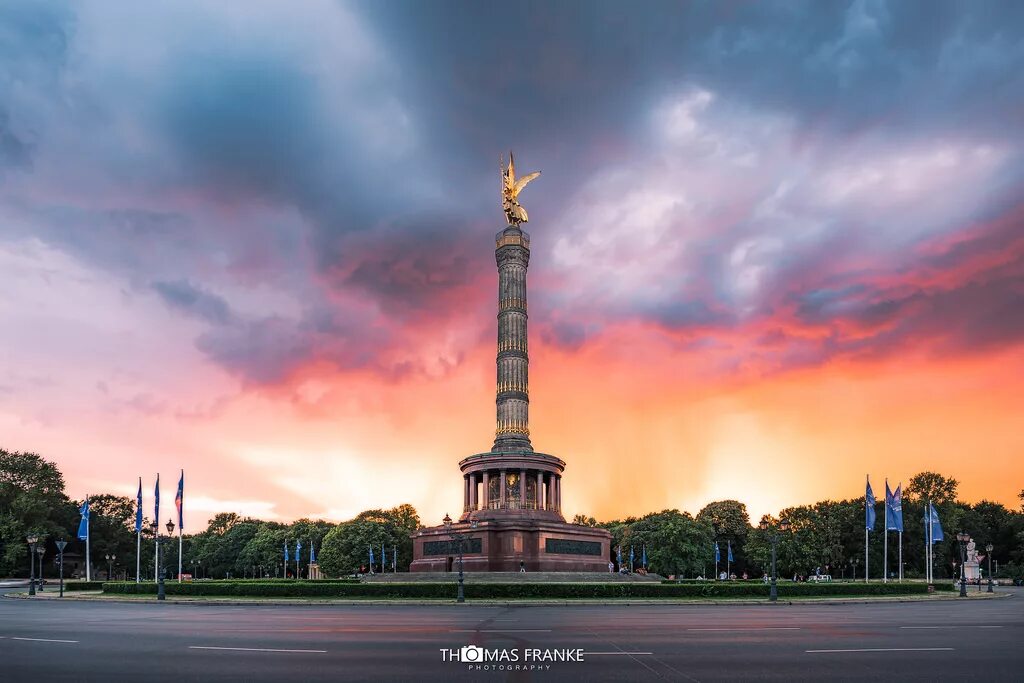 Курган берлин. Триумфальная колонна в Берлине. Тиргартен и колонна Победы. Монумент Победы в Берлине. Колонна Победы в Берлине.