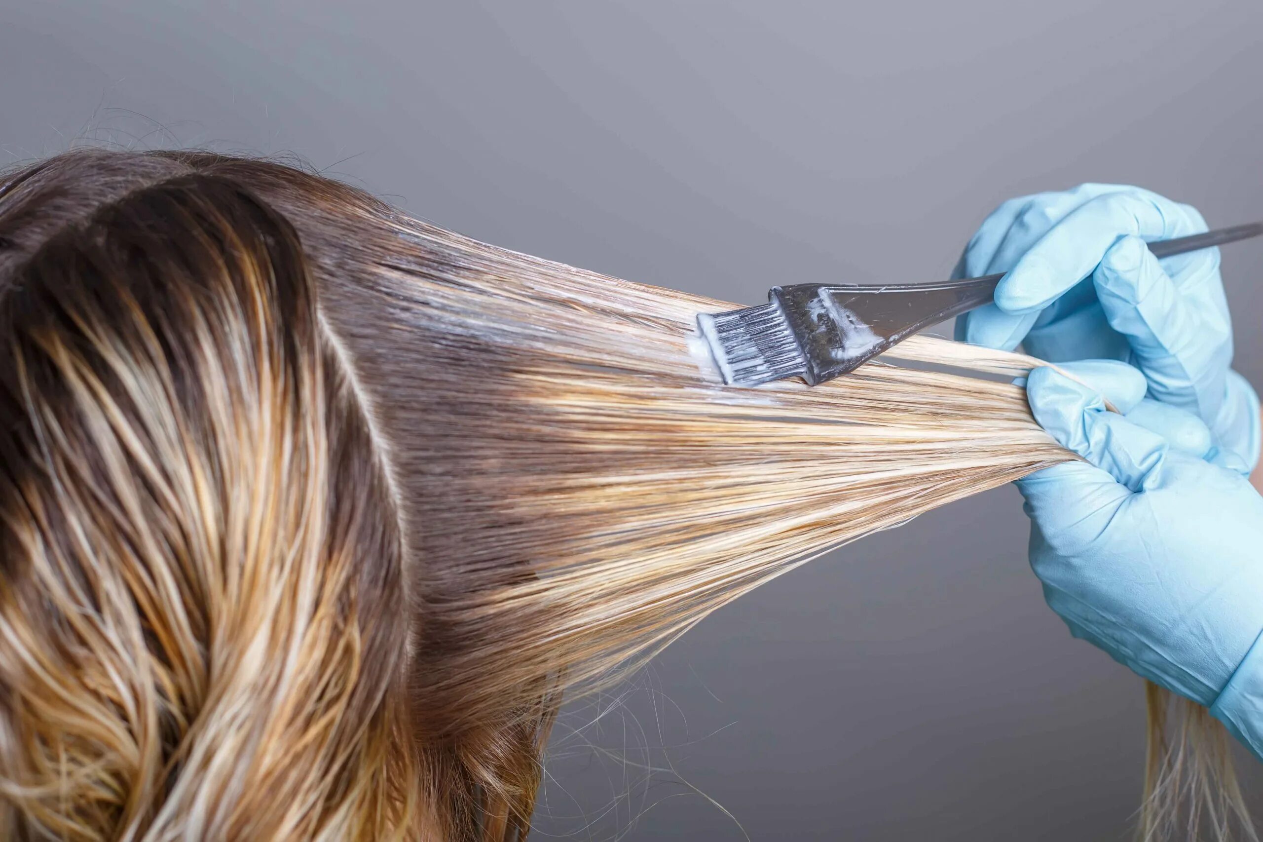 Можно красить волосы в пост. Окрашивание волос процесс. Тонирование аолис процесс. Окраска волос в парикмахерской.