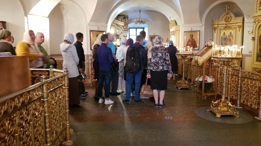 К матроне лучше. Святая матрона московская храм в москве. Матронушка покровский монастырь. Поездка к матроне московской. Очередь к матушке матроне.