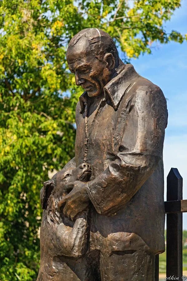 Памятник паустовскому. Памятник Паустовскому в Тарусе. Памятник к.г Паустовскому Таруса.