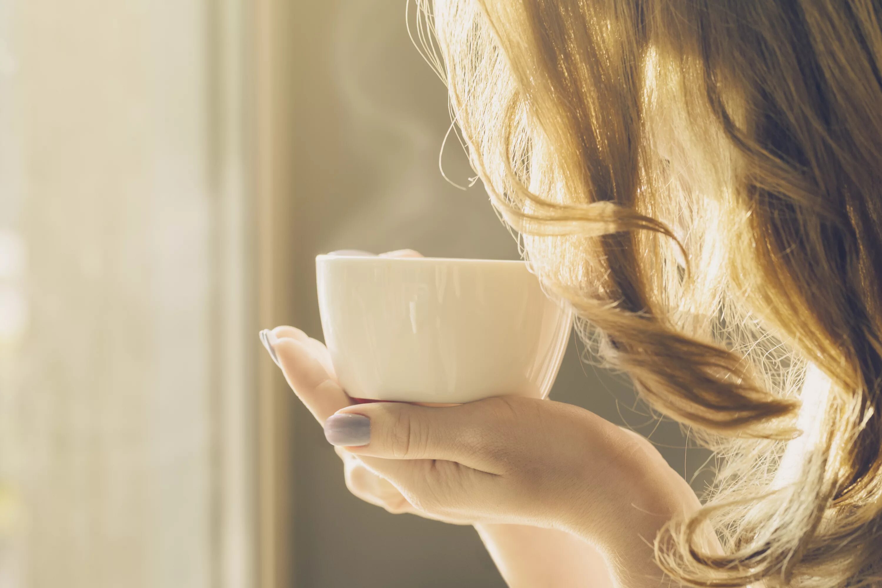 Утро ладонь. Девушка с кофе. Блондинка с чашкой кофе. Девушка пьет кофе. Девушка с чашкой чая.