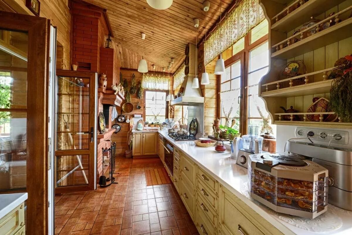 Дизайн частный дом в деревне. Кухня в деревянном доме. Кухня в загородном доме. Кухня в деревенском стиле. Интерьер кухни в деревянном доме.