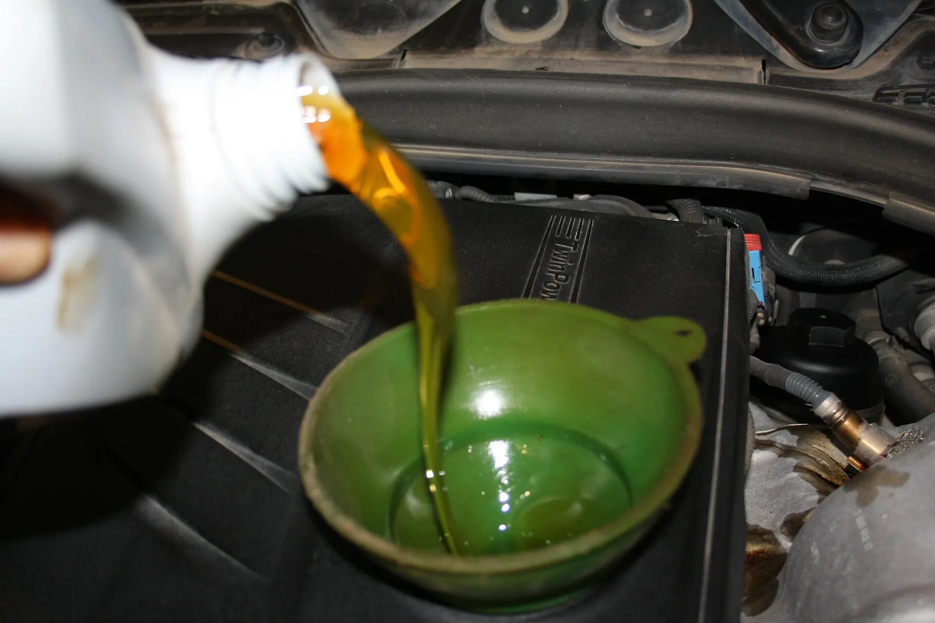 Слить моторное масло. Масло в двигатель. Слитое моторное масло. Моторное масло и фильтр.