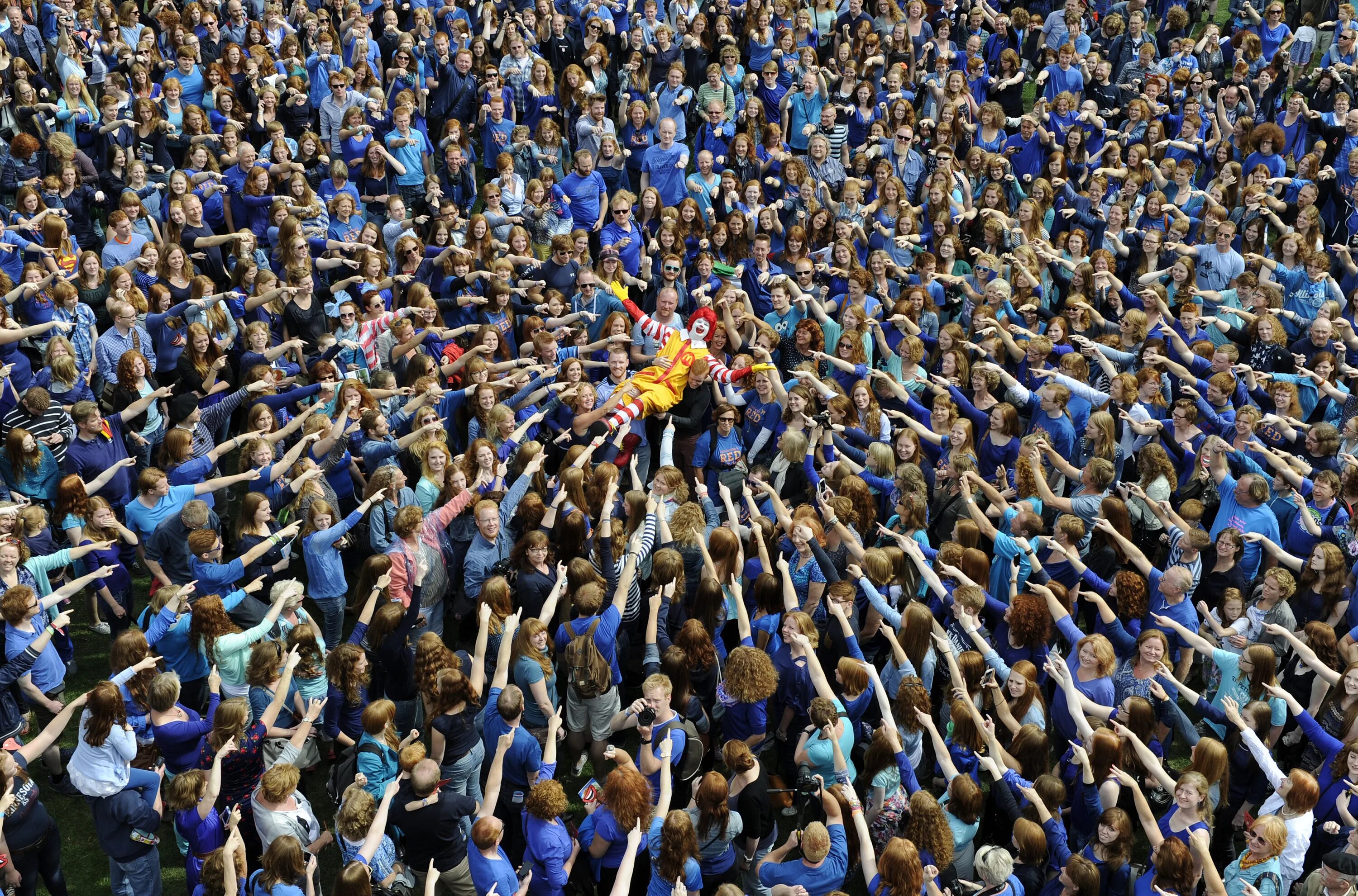 Заражение толпы. Заражение толпы. Много людей. Эмоции толпы. Много людей.