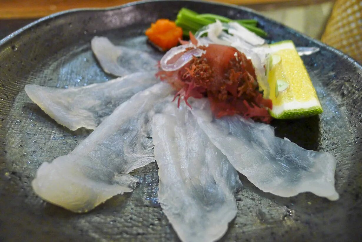 Невкусная рыба. Фугу сашими. Ядовитая рыба фугу. Японская ядовитая рыба фугу. Сашими из фугу.