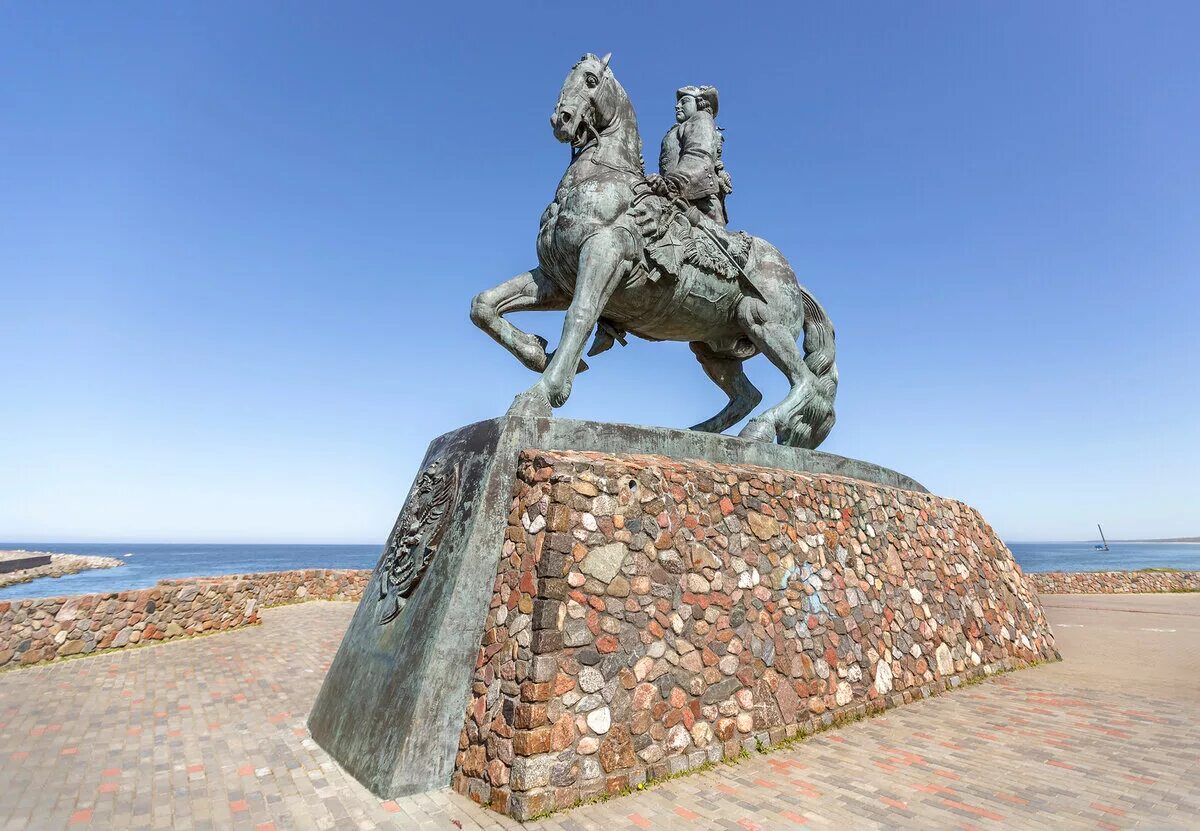 Балтийск конный памятник императрице елизавете. Памятник императрице елизавете. Статуя елизаветы в балтийске. Балтийск. Памятник елизавете петровне в балтийске.