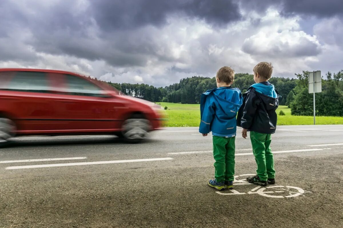 Опасные средства на дороге. Дети на дороге. Безопасность на дороге для детей. Дороги для детей. Детский травматизм на дорогах.