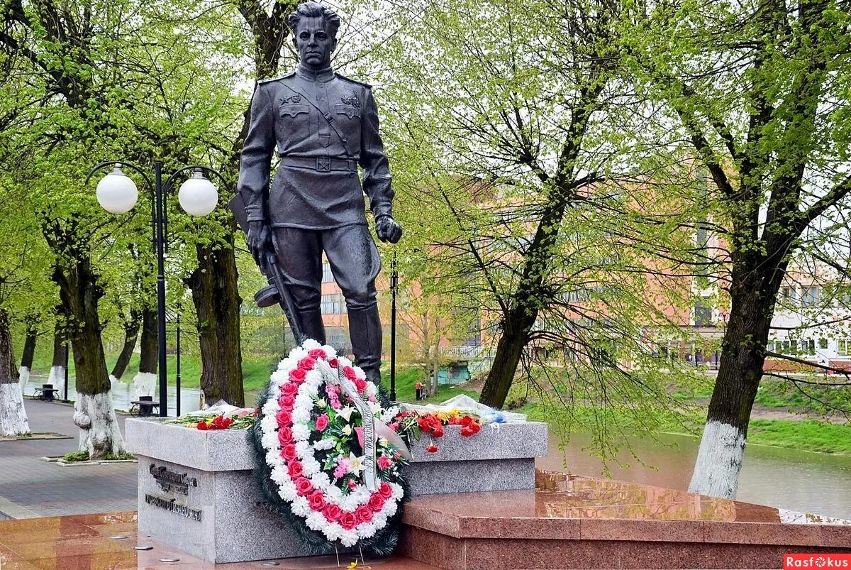 Памятник гусеву. Гусев город памятник Гусеву. Герой советского Союза Капитан с.и.Гусев.