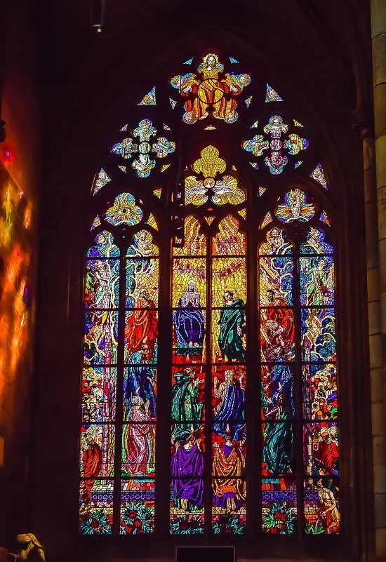 витражи замков. витражи на окна. витраж замок. витражи замков. старинные витражи в замках.