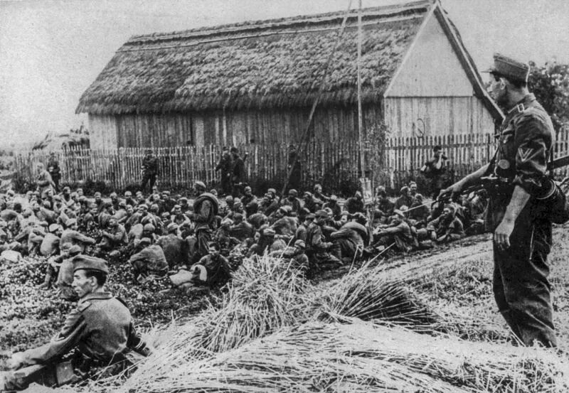 Захват военнопленных. Советские военнопленные 1944. лагеря военнопленных в 1941. советские военнопленные в польше 1920. лагерь военнопленных цайтхайн.