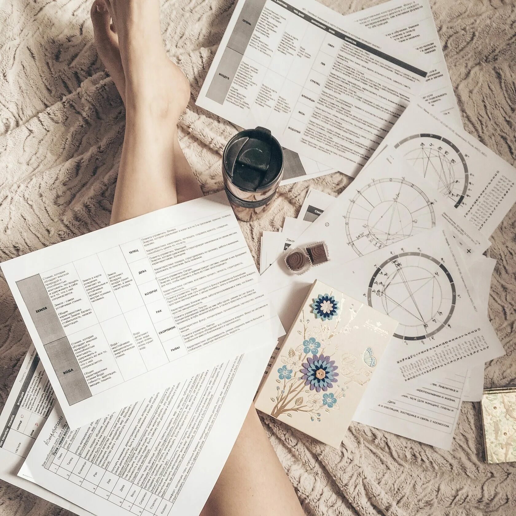 консультирование по астрологии. продвинутый астролог. астрология креатив. цветы для астролога. контент съемка для астролога.