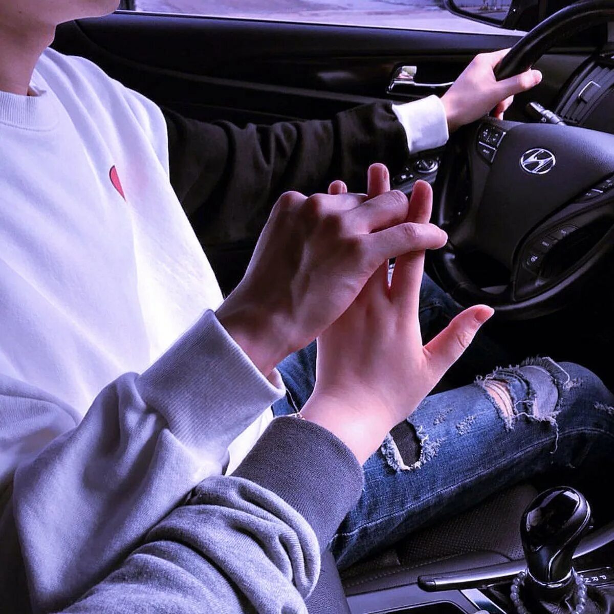 В машине за руки. Рука в руке. Автомобиль в руках. Парень в авто. Мужская рука.