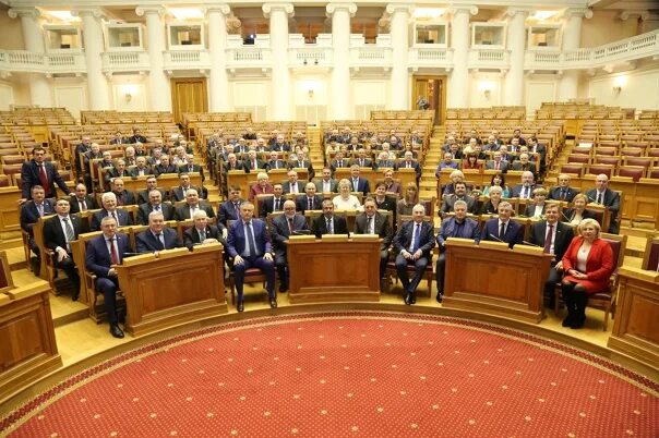 Сайт законодательного собрания ленинградской области. Законодательное собрание Ленинградской области. Зал Законодательного собрания Ленинградской области. Кафедра государственной Думы Таврический дворец. Зал заседаний Законодательного.