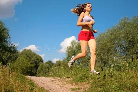 Девушка бежит писать