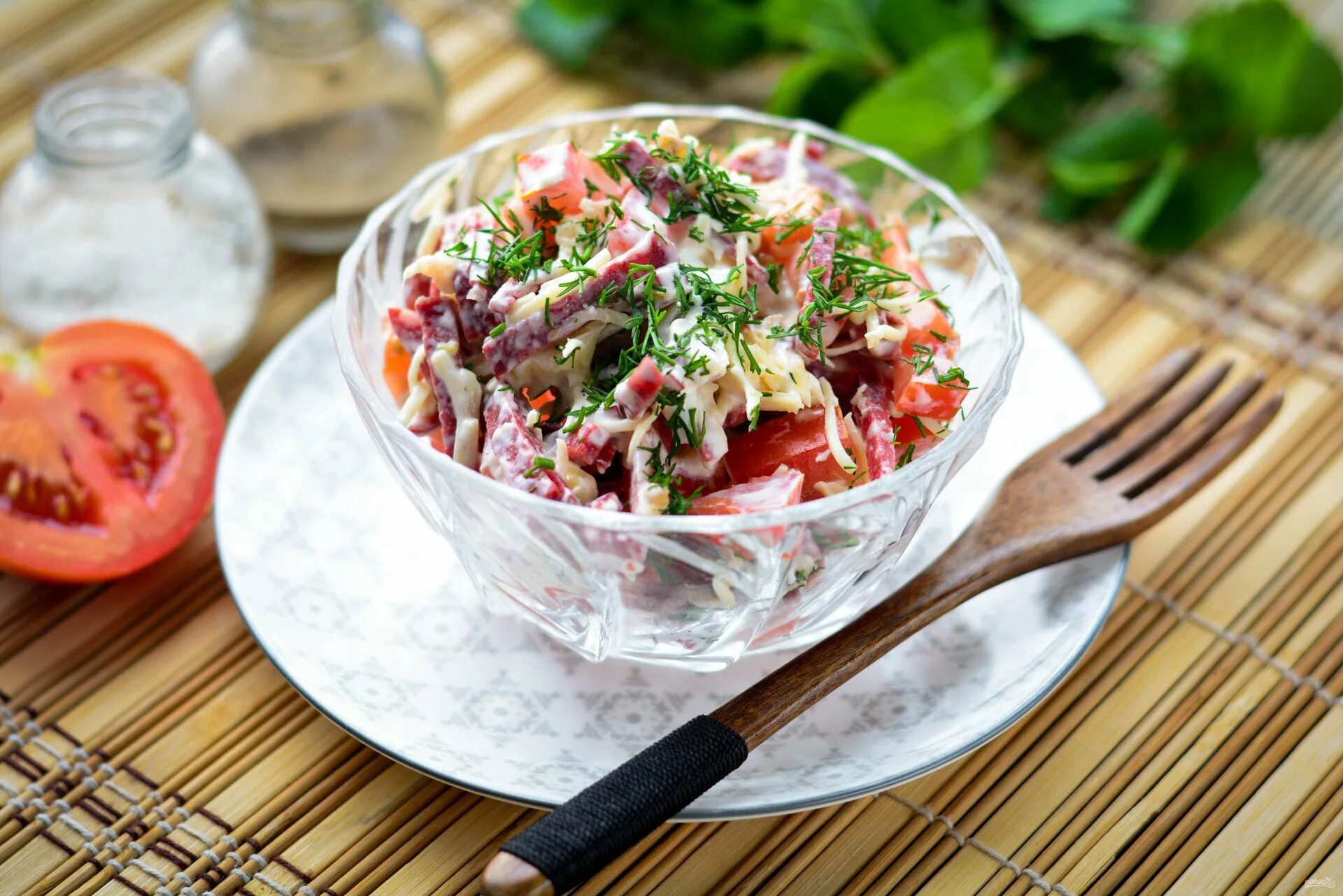 Салат с копченой курицей и чесноком. Салат по-грузински с помидорами. Салат грузинский с колбасой и помидорами. Салат с копчёной колбасой и помидорами. Салат с колбасой и помидорами.