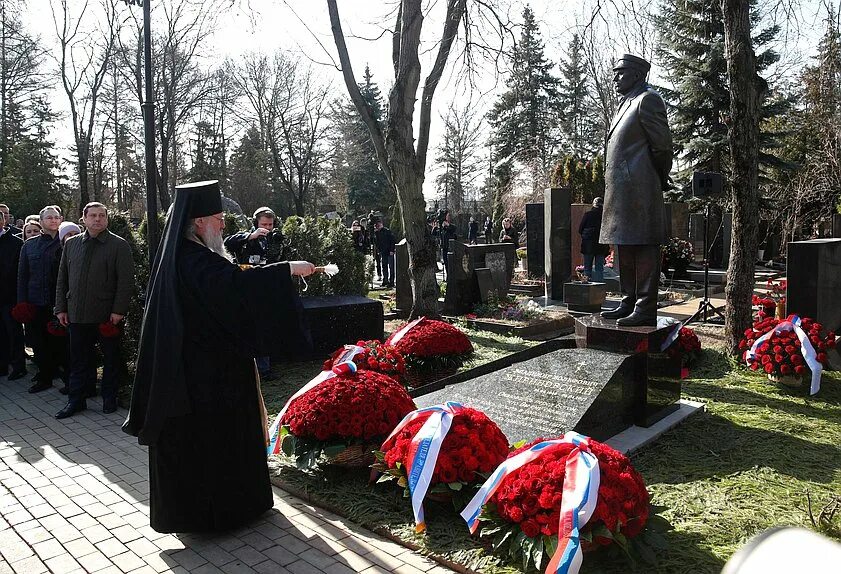 Памятник жириновскому на новодевичьем. Памятник Жириновскому на Новодевичьем кладбище. Памятник Владимиру Жириновскому на Новодевичьем кладбище. На Новодевичьем кладбище открыли памятник Жириновскому.