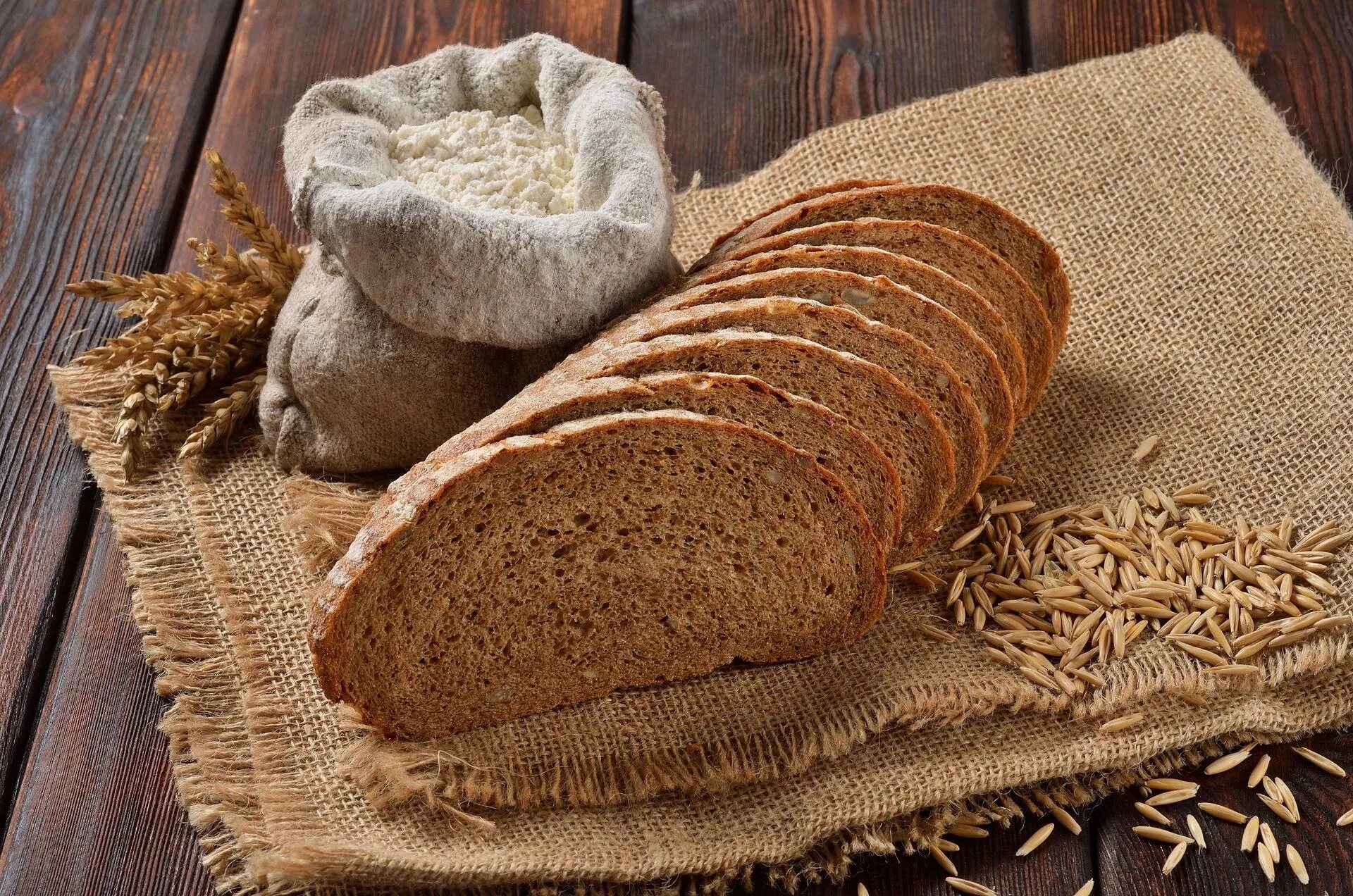 Хлеб с пшеничным солодом. Ржаной отрубной хлеб. Хлеб с отрубями подовый. Мука для хлеба. Хлеб грубого помола.