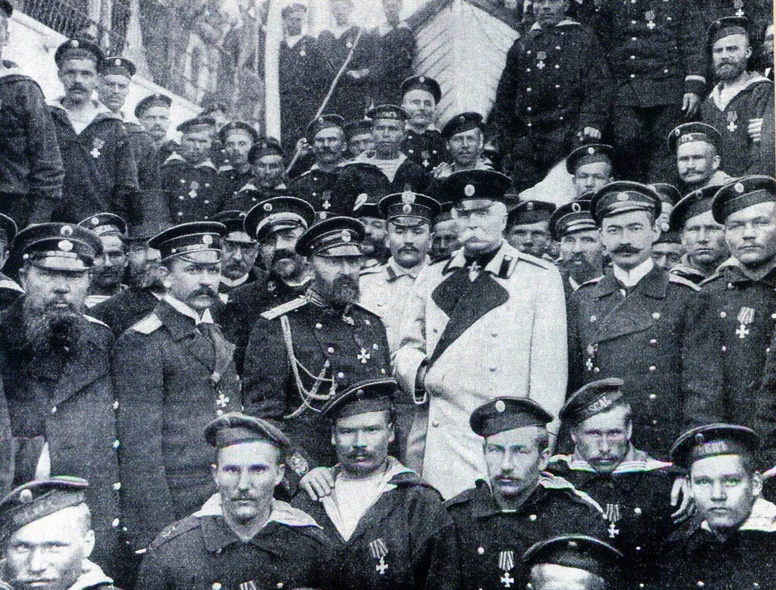 Офицеры крейсера варяг. Экипаж крейсера варяг 1904 год. Моряки крейсера варяг 1904. Экипаж варяга. Экипаж варяга.