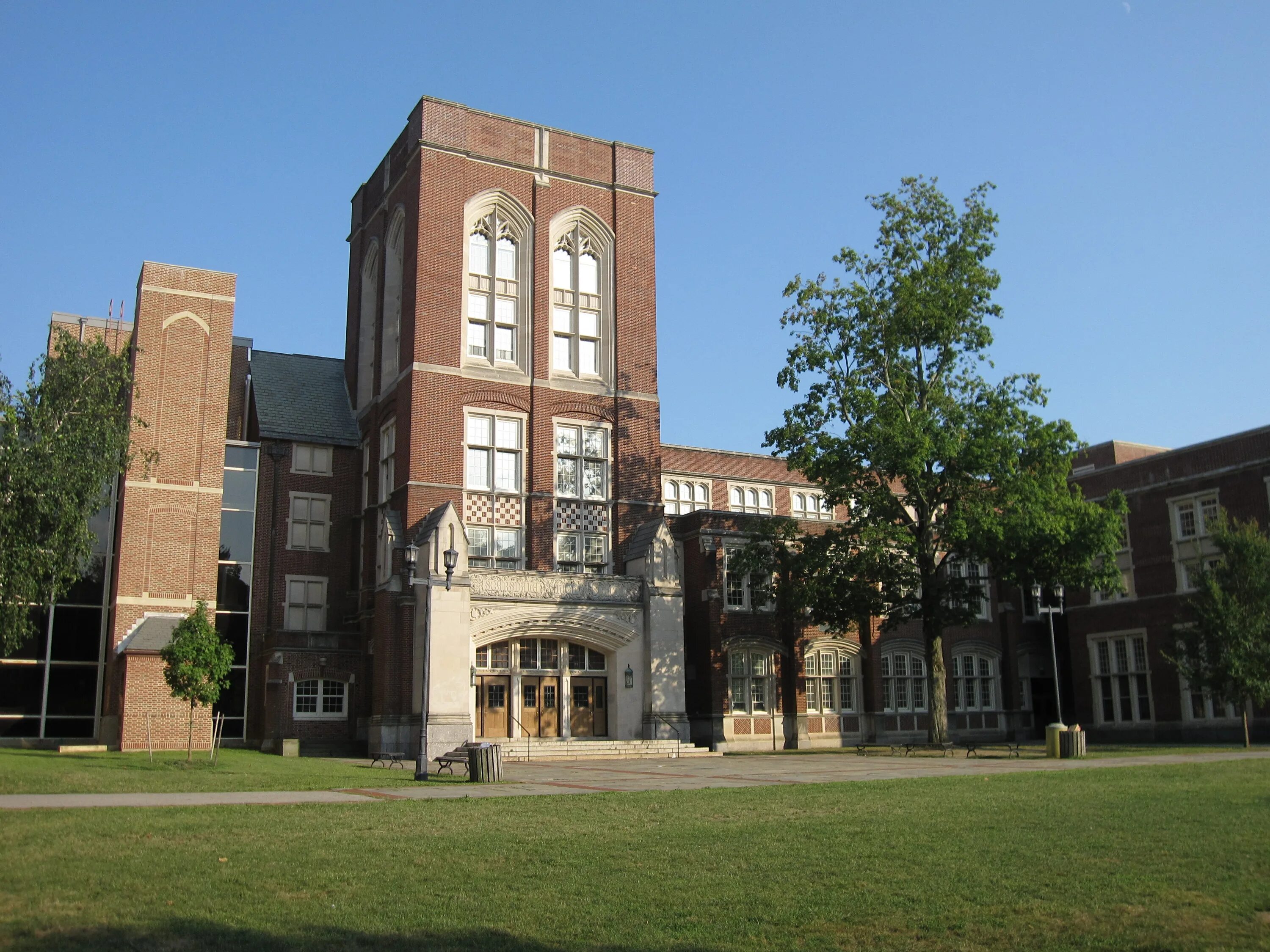 Naperville north high school. New school high school. Шорт хиллс нью джерси хай скул. Нью джерси траковая школа. Northville одежда.