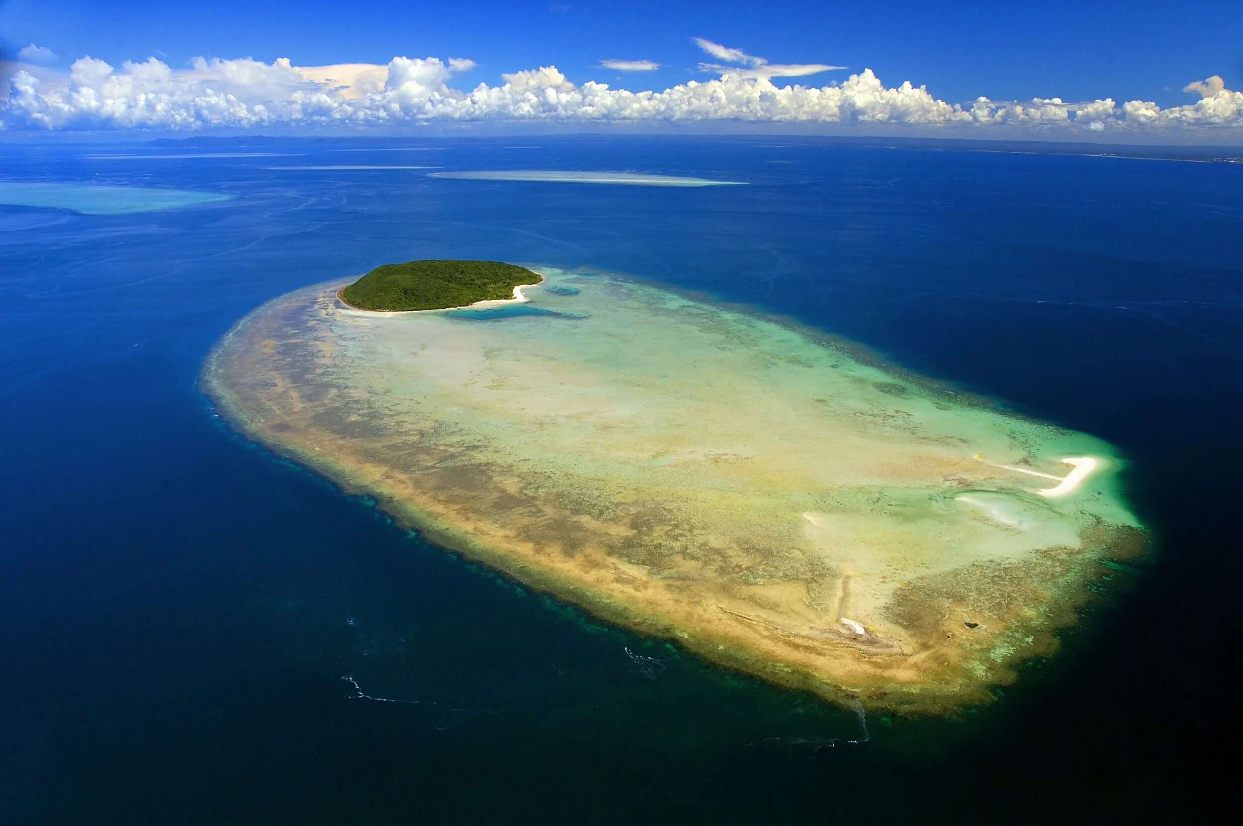 Острова архипелаги австралии. Мад Айленд остров. Острова Тубуаи. Австралия тропический остров. Архипелаги Австралии.
