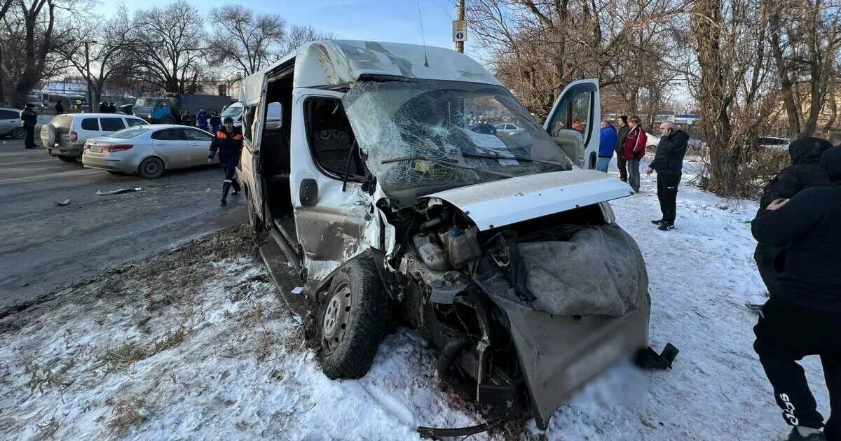 Дорожно-транспортное происшествие. Саранск авария на волгоградской 21. Дтп город волгоград. Жесть волгограда сегодня. Авария в волгограде в ворошиловском районе.