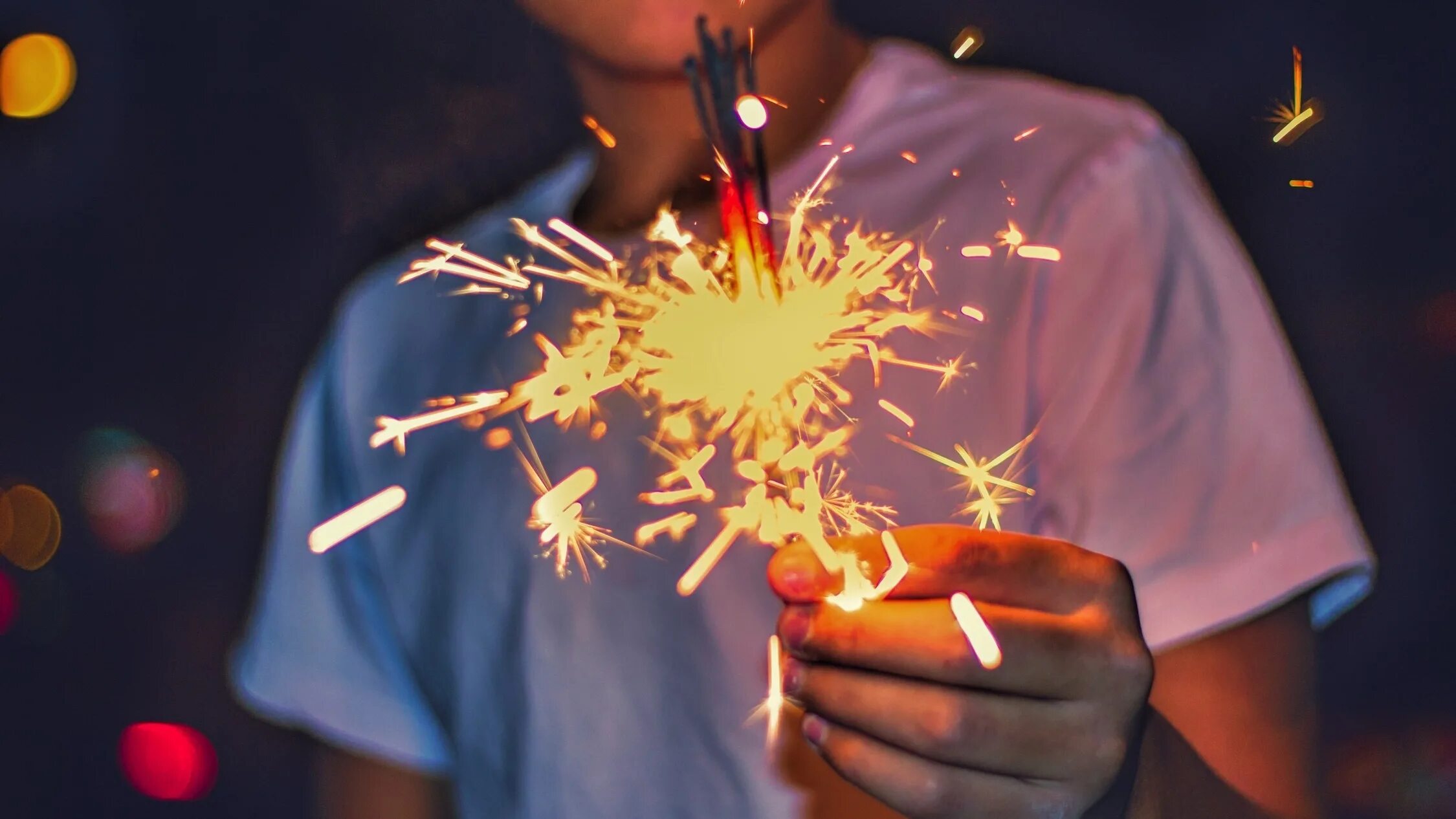 картинки зажигать. бенгальский огонь 300 ультра. салют петарда бенгальский огонек. зажигать спички. горящие бенгальские огни.