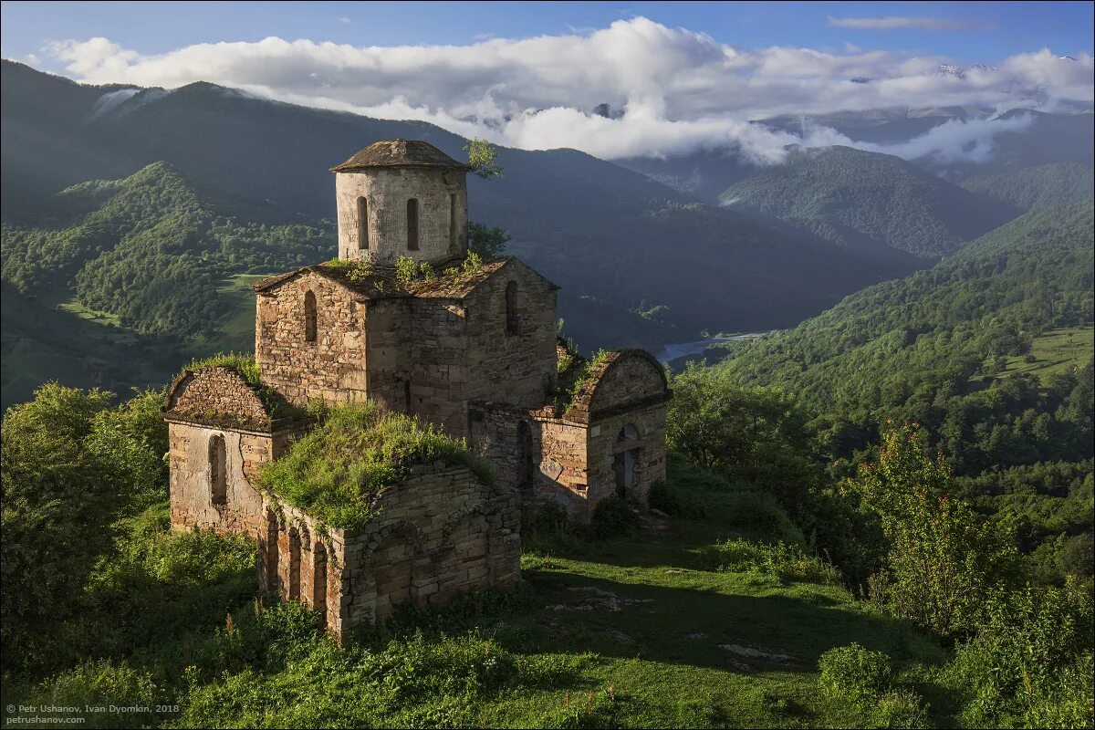 Церковь троицы живоначальной, посёлок нижний архыз. Программа с черным кубом. Каракаса черкесия. Шоанинский храм в карачаевске. Куб кчр.