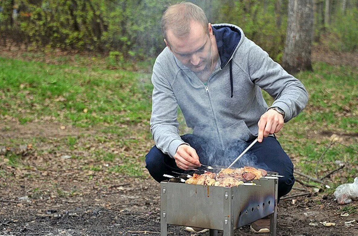 Где нельзя жарить шашлыки. Шашлыки на природе. Жарим шашлык на природе. Мужчина с шашлыком. Шашлыки на даче.