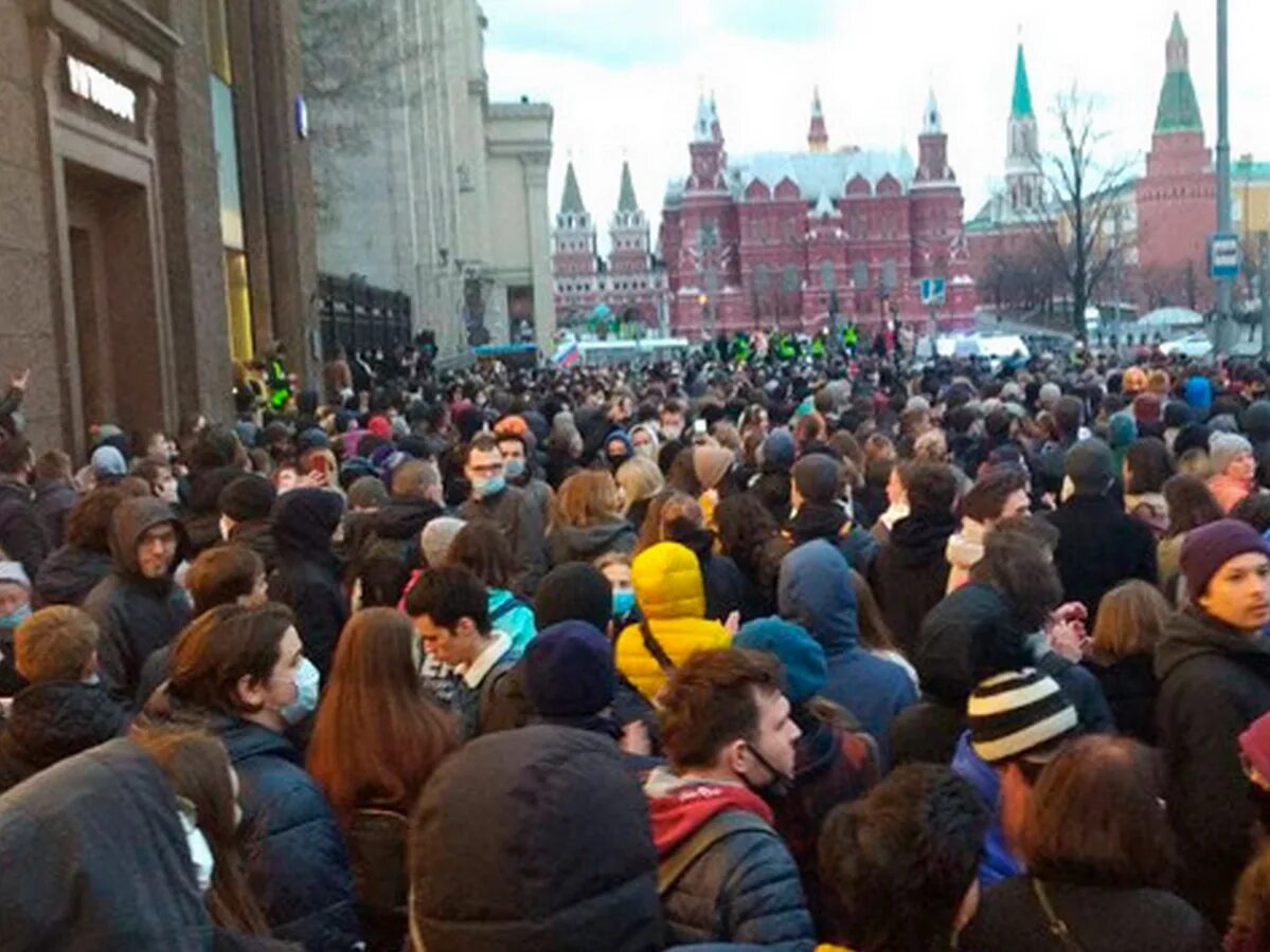 Какие новости сегодня в городе. Манежная площадь Москва митинг 2021. Манежная площадь Санкт-Петербург митинг. Митинг на Манежной площади 2021. Манежная площадь 2004 митинг.