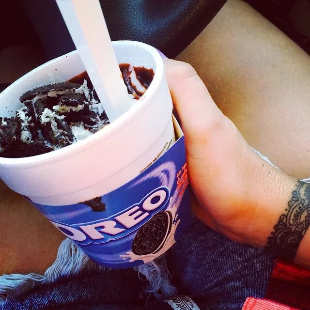 Мороженое в руке у девушки. Мороженое в кровати. Мороженое в руке в машине. Мороженка в руке у девушки.