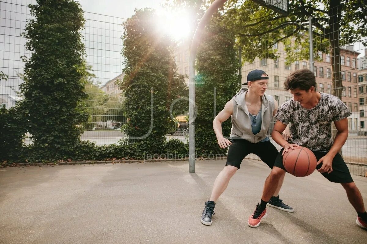 My friend plays basketball than me. Люди играют в баскетбол. Николя с друзьями играет в баскетбол. Дружок играет в баскетбол. Друзья играют в баскетбол.