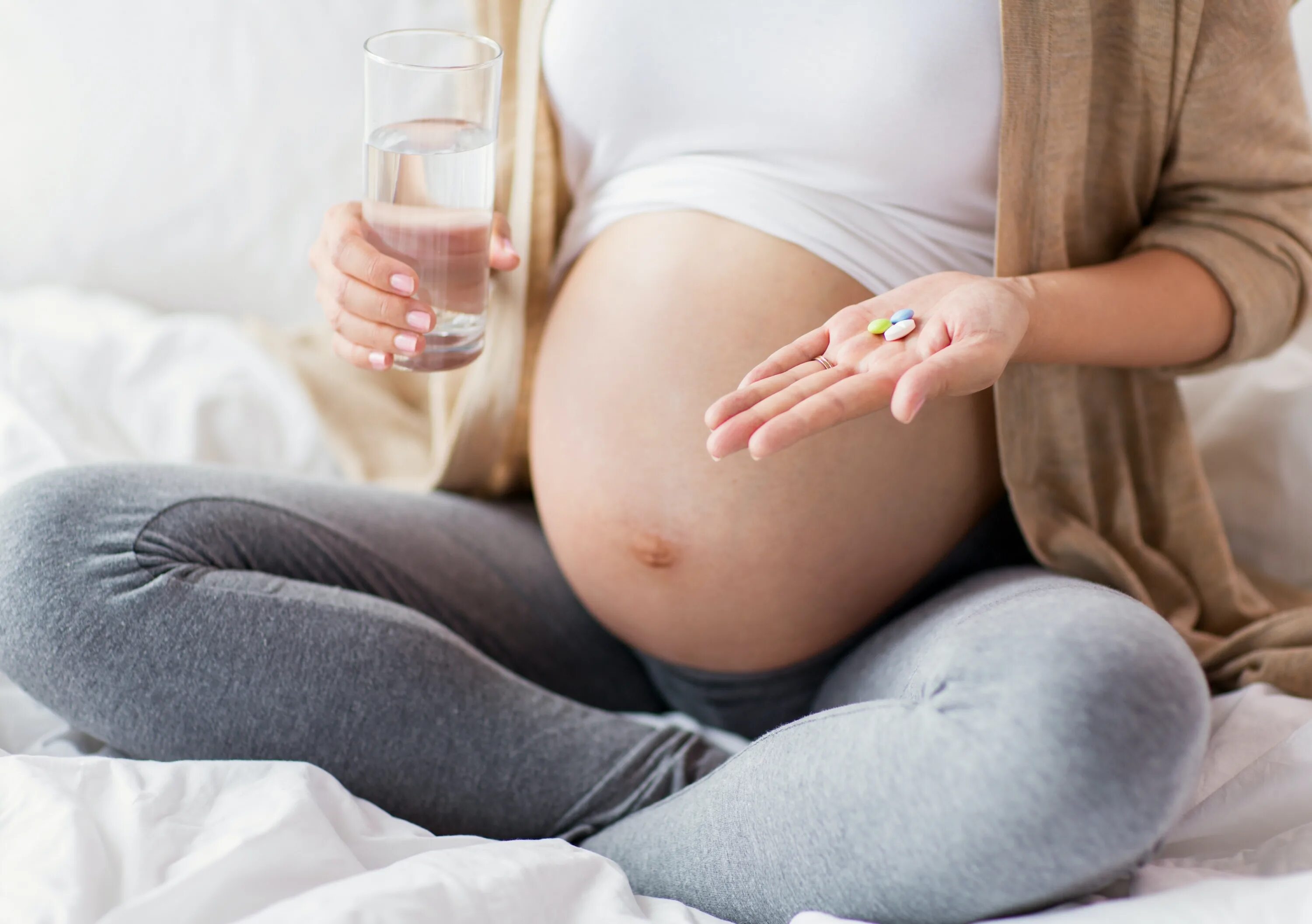 Беременность. Периоды беременности. Живот беременной с многоводием. Ранние токсикозы беременных.