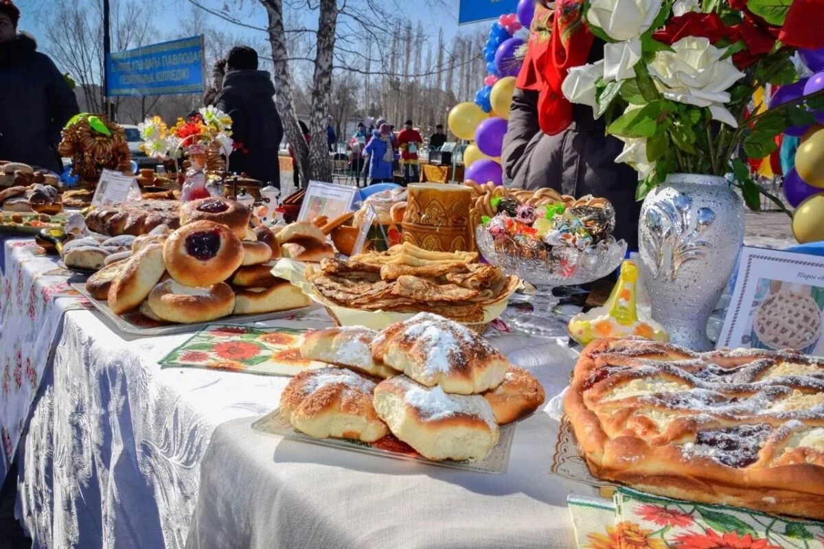 Стол на Масленицу. Праздничный стол на Масленицу. Праздничный Масленичный стол. Украшение стола на Масленицу. Угощения на масленицу кроме блинов