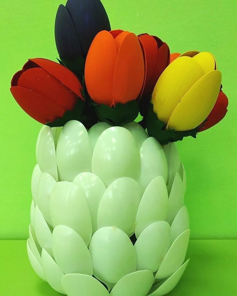 Кувшинка из пластиковых ложек. Поделки из пластиковых ложек. Ваза из пластмассовых ложек. Из пластиковых ложек своими руками. Цветы из пластмассовых ложек.