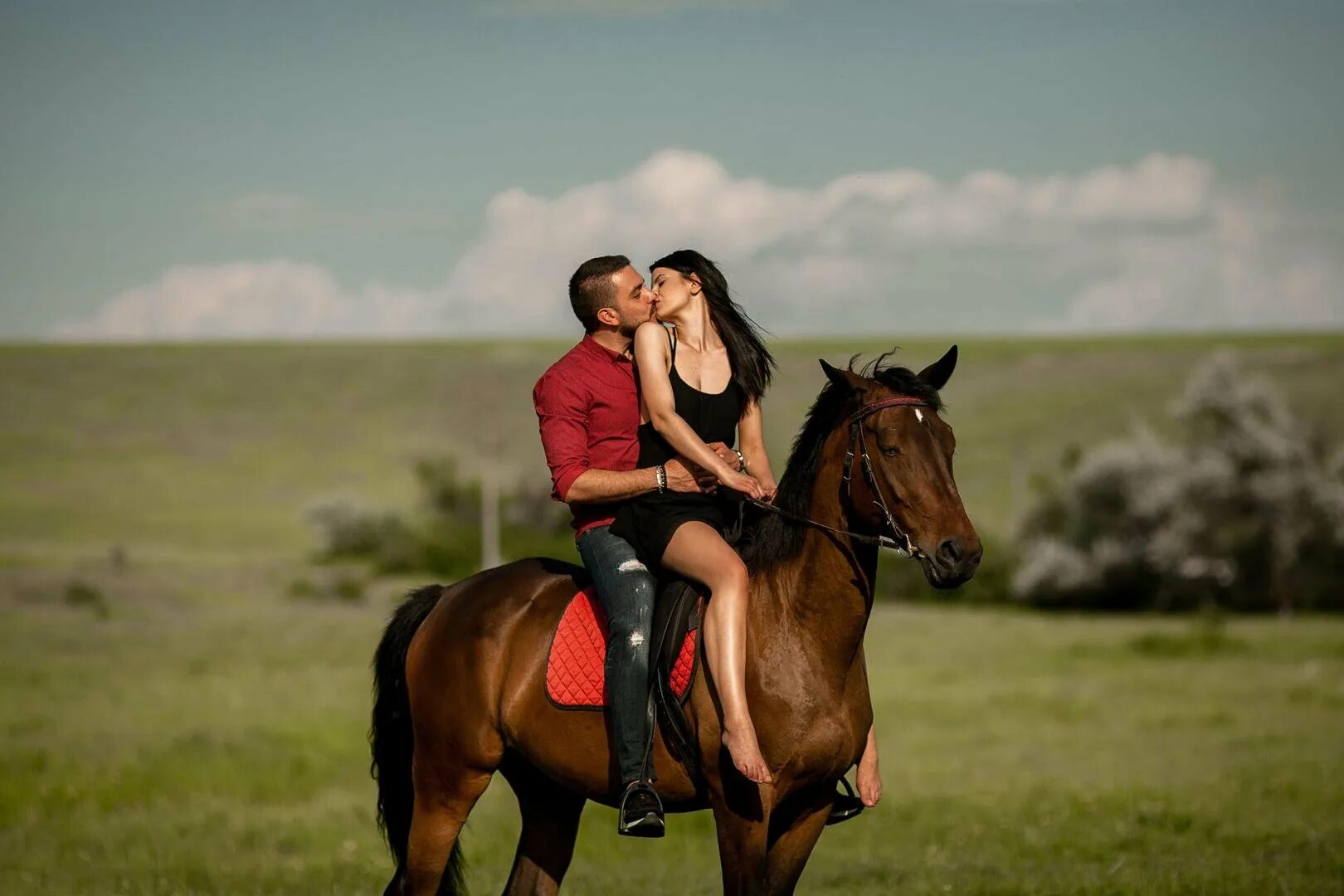 Девочка верхом на лошади. Мальчики верхом на конях. Едет парень верхом. Хорс райдинг. Едет парень верхом.