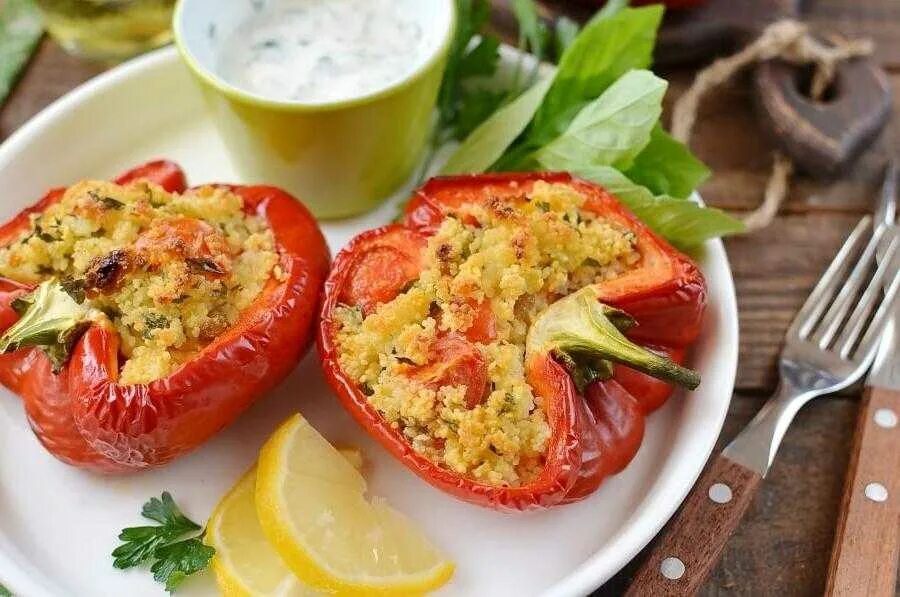 Перец фаршированный рисом и сыром. Перец фаршированный кускусом. Перец фаршированный Самбери. Фаршированный болгарский перец с кускусом. ТТК фаршированный болгарский перец фаршированный.