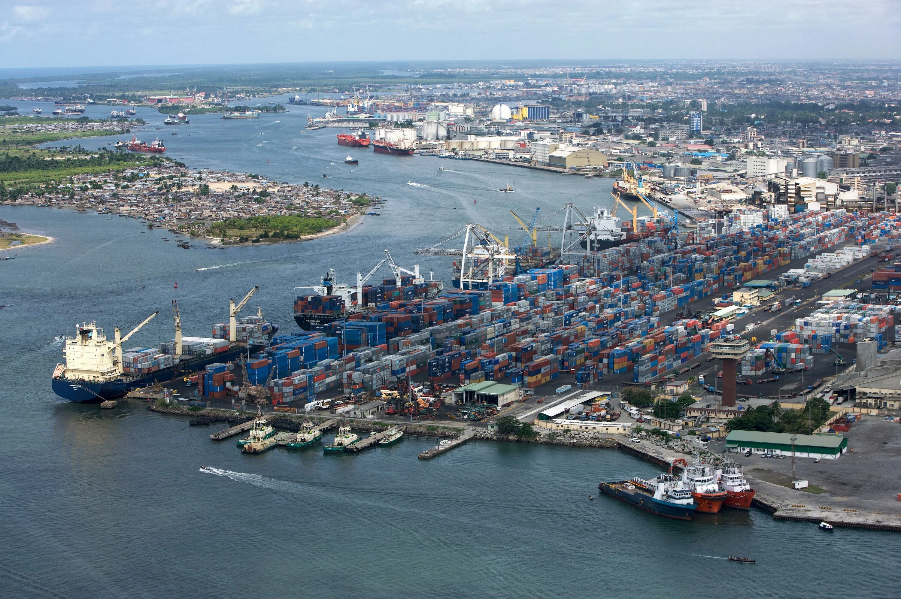 Город николаев порт. Судно во владивостоке во льду. Морской порт феодосия. Амбер балтик судно. Порт мурманск ночью.