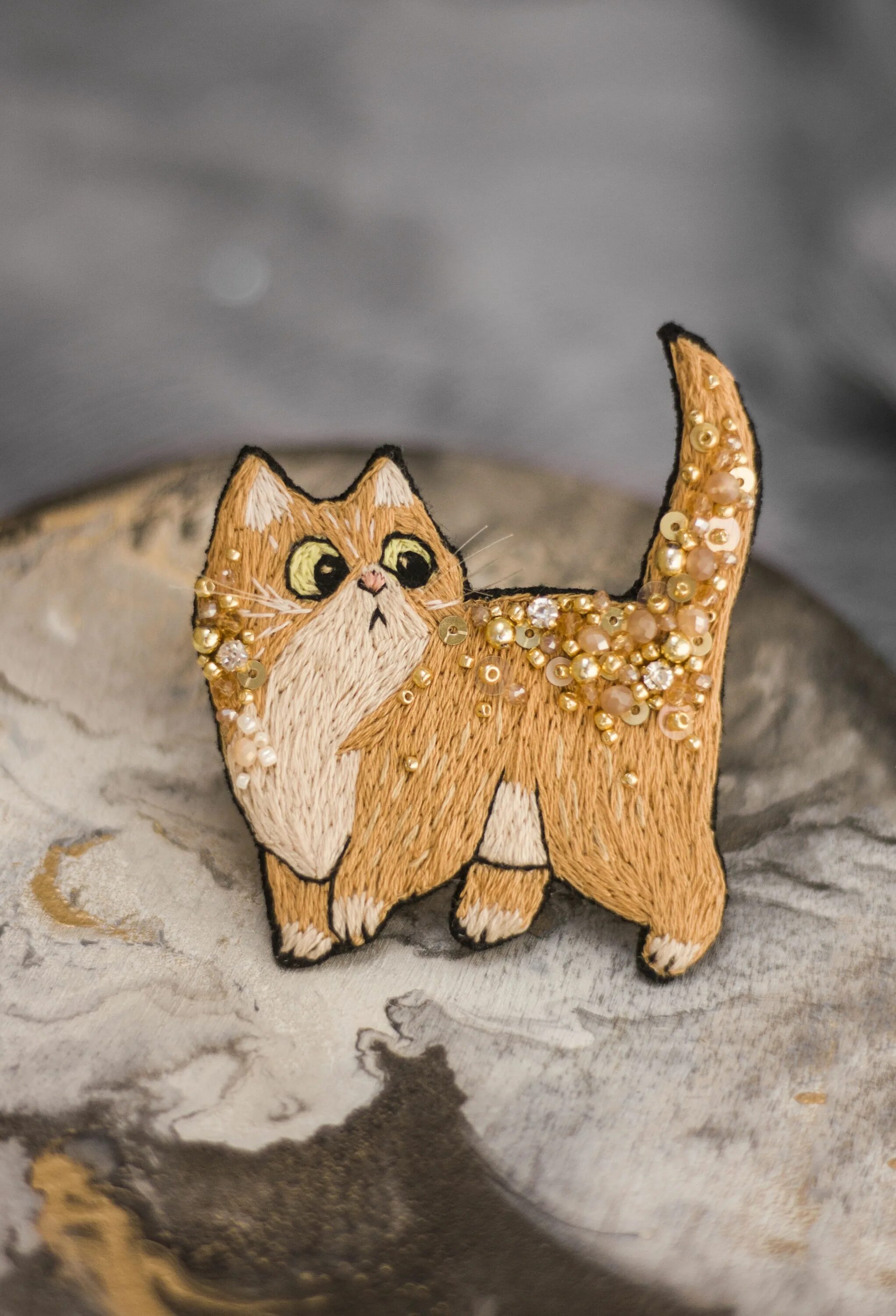 Брошь кот. Вышивка гладью брошка рыжий кот. брошка кошка. брошь котик. брошь вышивка гладью.