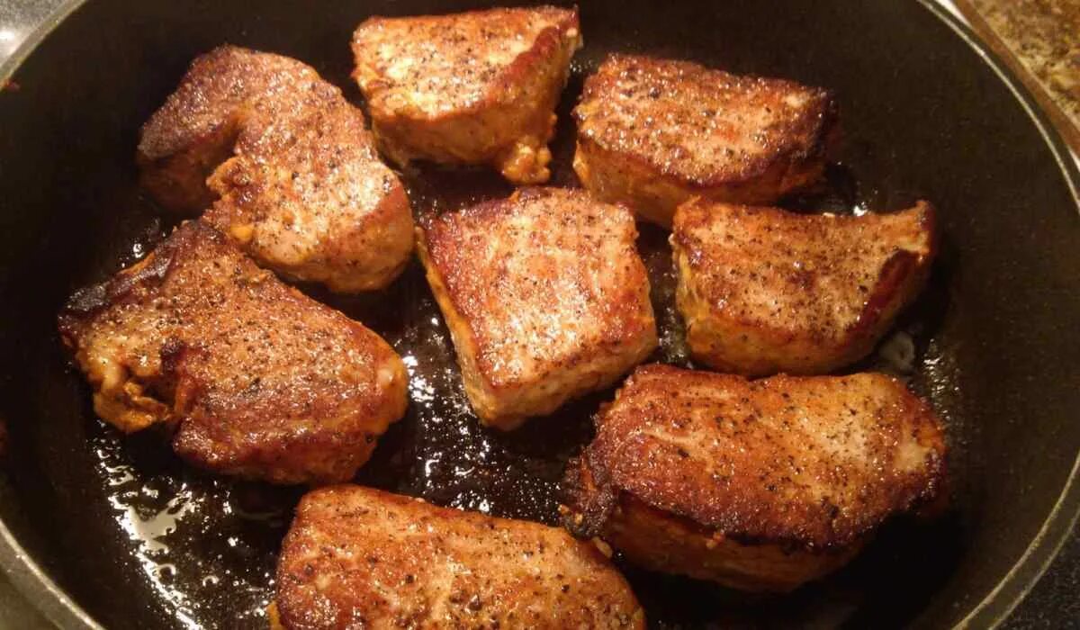 Сколько жарить филе кусочками на сковороде. Жареное мясо на сковороде. жареные на сковороде. жарка на сковороде. жарка.