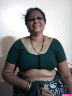 Slideshow desi indian shoing her boobs to bf 