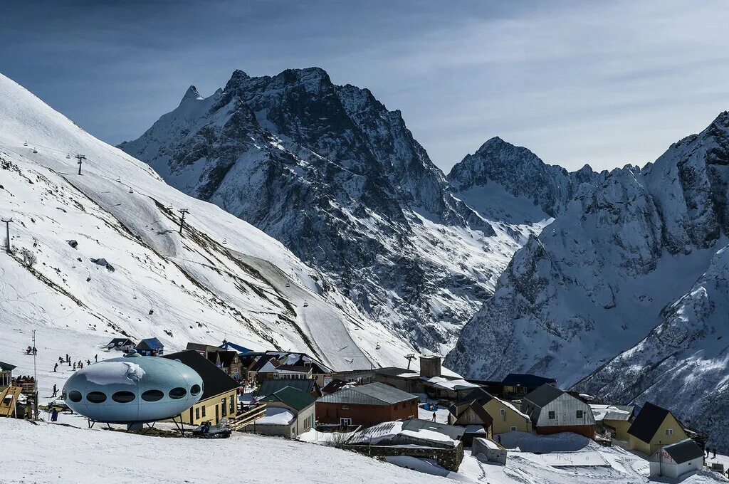 Погода в домбае сейчас. Домбай. Домбай кабинки летом. Домбай климат. Мэр поселка домбай.