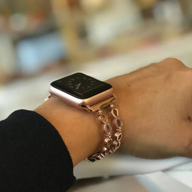 Apple watch se 2023 silver. Браслет на Эппл вотч. Браслет для АПЛ вотч. Браслет на часы эпл вотч. Эппл вотч 3 золотые.